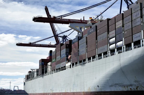 Embarcación de contenedores en el puerto de Hamburgo (Hamburger Hafen), Alemania . —  Fotos de Stock