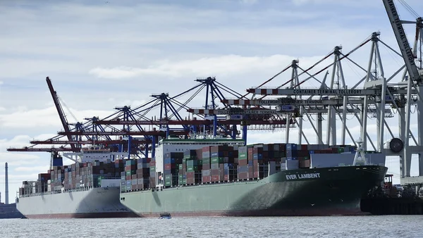 Embarcación de contenedores en el puerto de Hamburgo (Hamburger Hafen), Alemania . —  Fotos de Stock