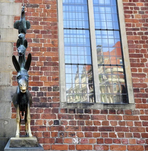 The statue of the Town Musicians of Bremen (Die Bremer Stadtmusi — Stock Photo, Image