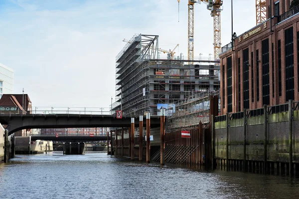 Moderne aanbouw op kanaal, Hamburg, Duitsland. — Stockfoto