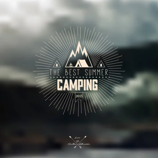 Vecteur fond de paysage flou avec badge de camping d'été — Image vectorielle