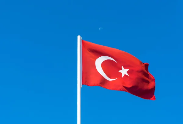 Flaga Turcji na błękitne niebo — Zdjęcie stockowe