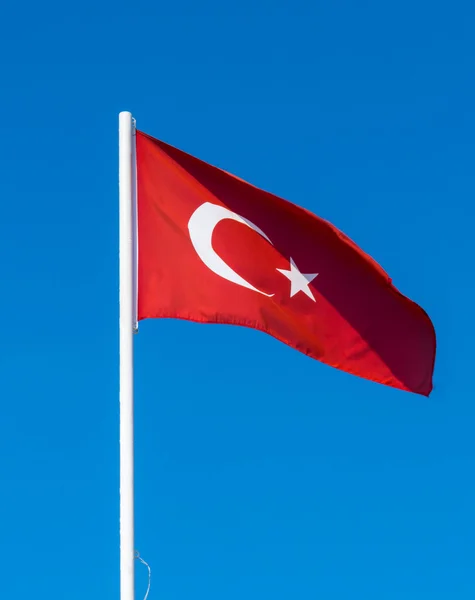 A kék ég Törökország zászlaja — Stock Fotó