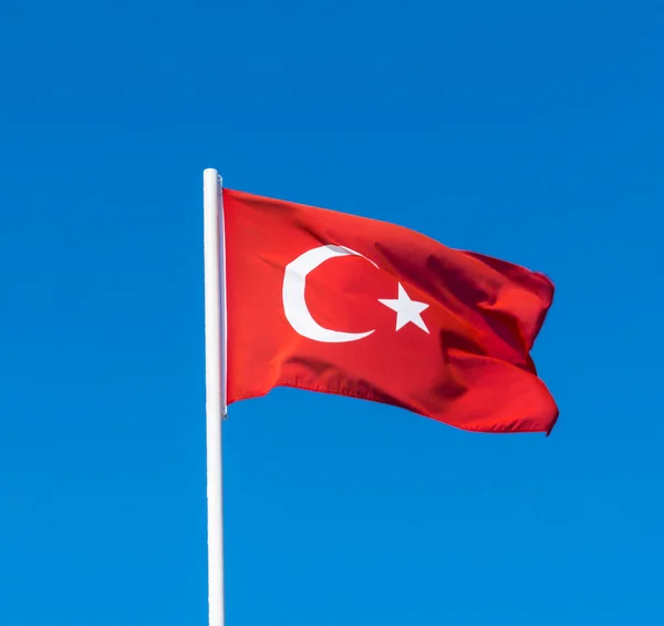 Bandeira da Turquia no céu azul — Fotografia de Stock