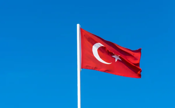 Bandeira da Turquia no céu azul — Fotografia de Stock