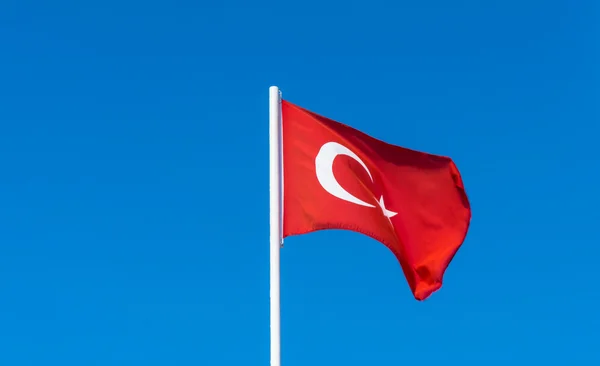 Bandeira da Turquia no céu azul — Fotografia de Stock