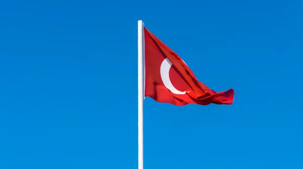 Bandeira da Turquia no céu azul — Fotografia de Stock
