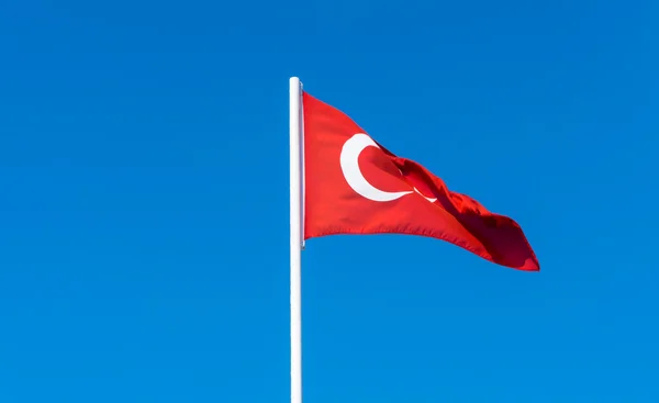 Bandeira da Turquia no céu azul — Fotografia de Stock