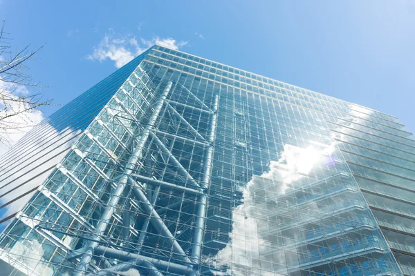 モダンなガラスのデュッセルドルフの青い空に高層ビルを建物 — ストック写真