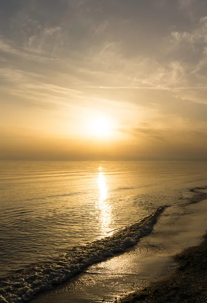 Puesta de sol sobre la playa del mar —  Fotos de Stock