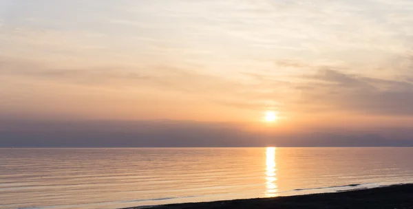 Sonnenuntergang über dem Meeresstrand — Stockfoto