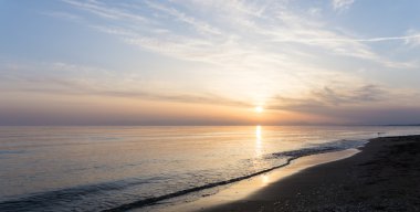 Deniz kıyısında gün batımı