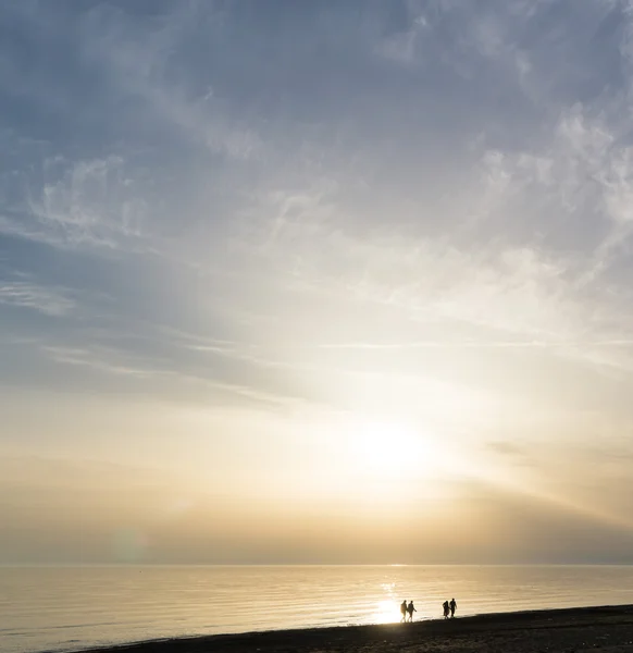 Puesta de sol sobre la playa del mar — Foto de Stock