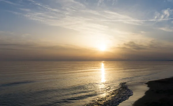Puesta de sol sobre la playa del mar —  Fotos de Stock
