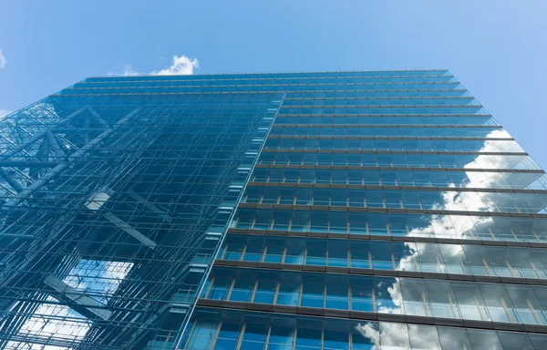 Gedung kaca modern pencakar langit biru — Stok Foto