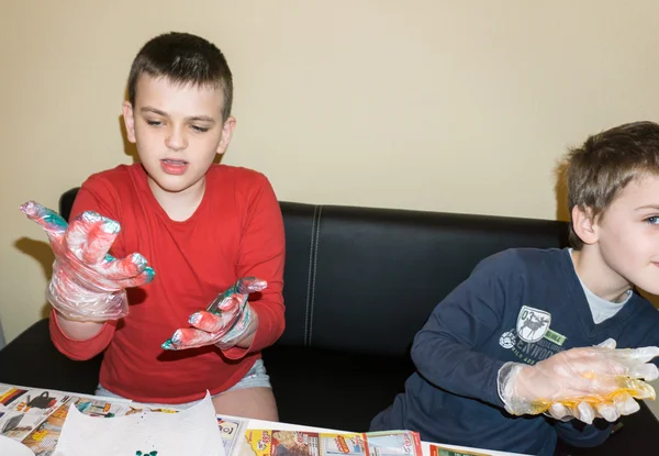 Les enfants colorent les œufs de Pâques — Photo