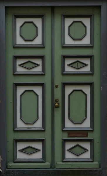 Dřevěné dveře objektu — Stock fotografie