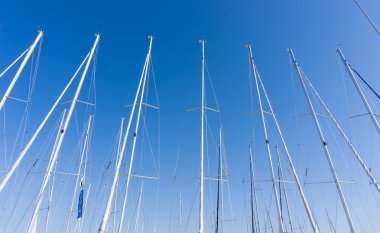 Mavi gökyüzü, gemi direği, Avrupa şehri, Marinada karşı direk