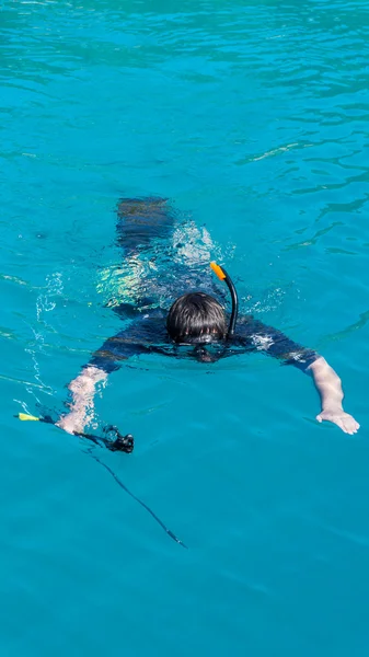 Cazador submarino con un arma en una máscara. flechazo —  Fotos de Stock