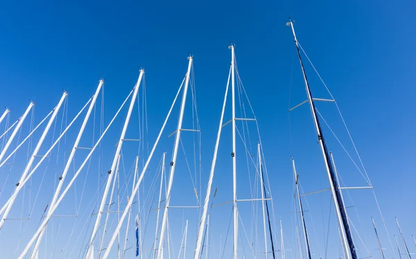 Mastro contra um céu azul, mastro de navio, marina na cidade europeia, o — Fotografia de Stock