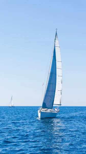 Vela de un velero. yate de vela en el agua — Foto de Stock