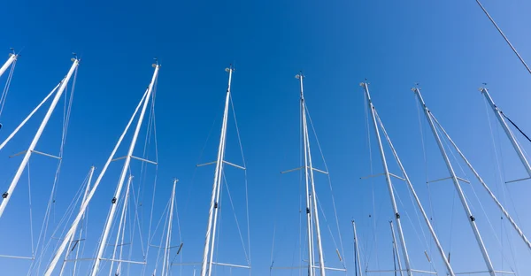 Mastro contra um céu azul, mastro de navio, marina na cidade europeia, o — Fotografia de Stock