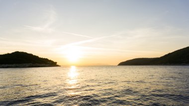 Güneş doğuyor. Deniz günbatımı. duvar kağıdı