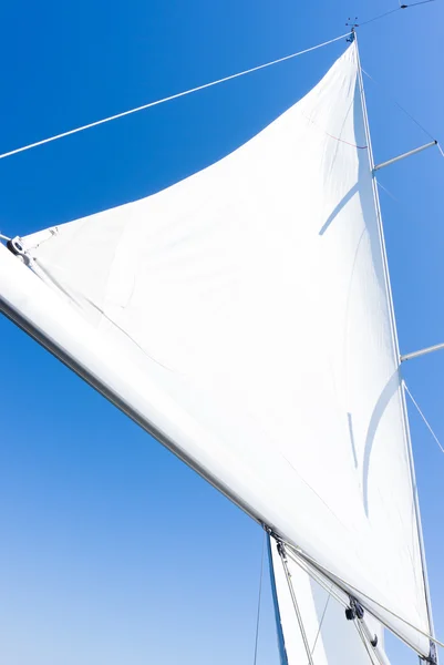 Vela de un velero. yate de vela en el agua — Foto de Stock