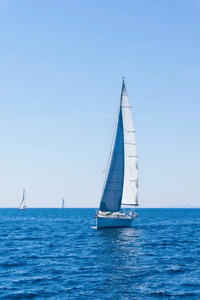 Vela de un velero. yate de vela en el agua — Foto de Stock