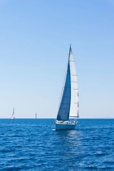 Bir yelkenli tekne yelken. yelkenli yat su — Stok fotoğraf