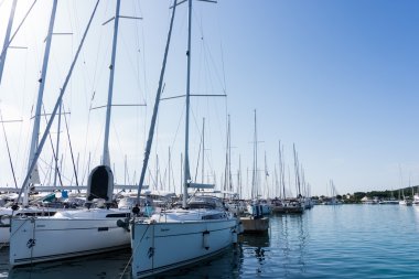 Mavi gökyüzü, gemi direği, Avrupa şehri, Marinada karşı direk