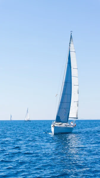 Segla en segelbåt. segelbåt på vattnet — Stockfoto