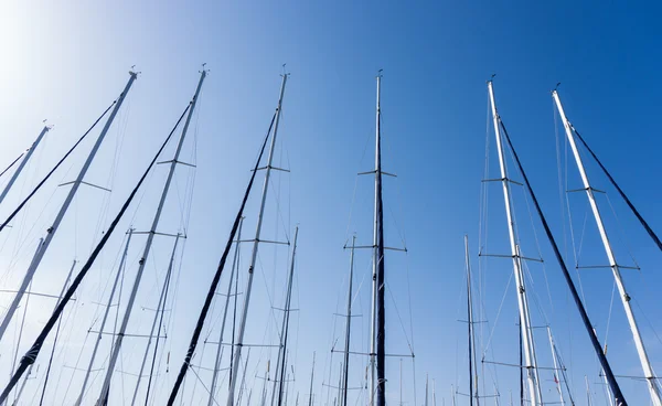 Mástil contra un cielo azul, mástil de barco, puerto deportivo en la ciudad europea, el — Foto de Stock