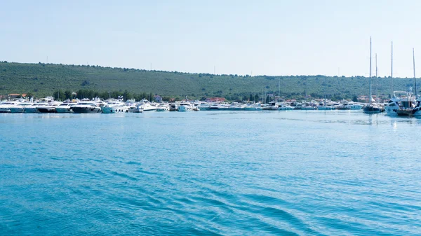 Talrijke jachten in de haven van Zadar. Kroatië — Stockfoto