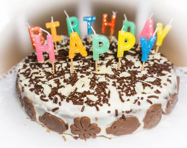 Pastel de cumpleaños con velas. Feliz Cumpleaños. —  Fotos de Stock