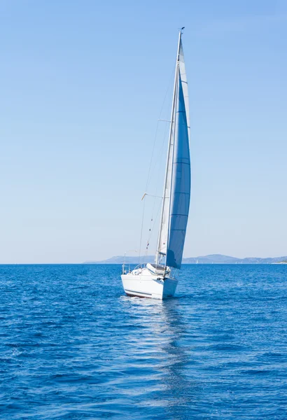 Sail of a sailing boat. sailing yacht on the water — Stock Photo, Image