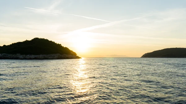 Salida del sol. puesta de sol en el mar. fondo de pantalla — Foto de Stock