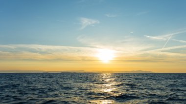 Güneş doğuyor. Deniz günbatımı. duvar kağıdı