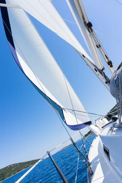 Vela de un velero. yate de vela en el agua — Foto de Stock