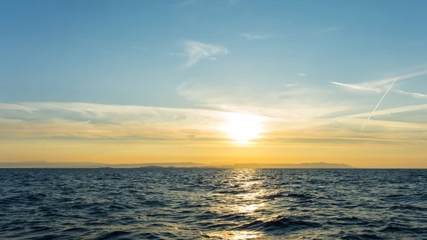 Güneş doğuyor. Deniz günbatımı. duvar kağıdı