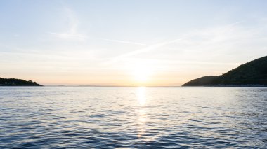 Güneş doğuyor. Deniz günbatımı. duvar kağıdı