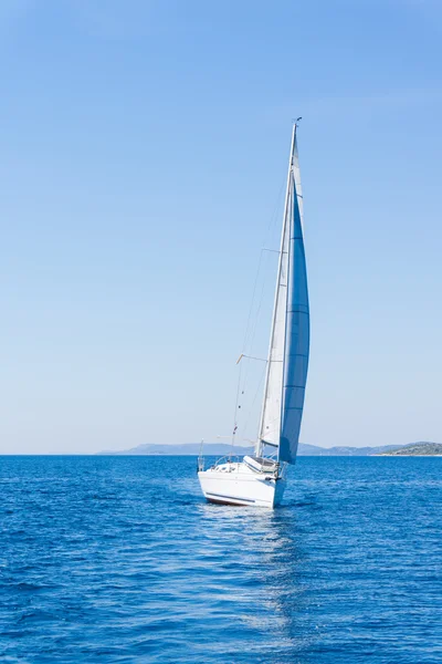 Vela de um barco à vela. iate à vela na água — Fotografia de Stock