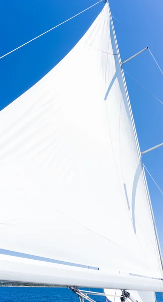 Vela de un velero. yate de vela en el agua — Foto de Stock