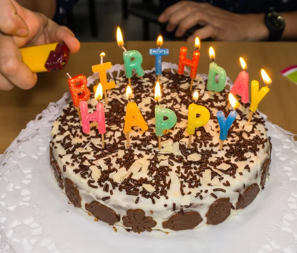 Hausgemachte Geburtstagstorte bei Kerzenschein — Stockfoto