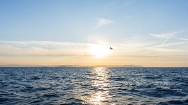 Güneş doğuyor. Deniz günbatımı. duvar kağıdı