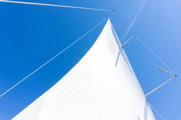 Vela de um barco à vela. iate à vela na água — Fotografia de Stock