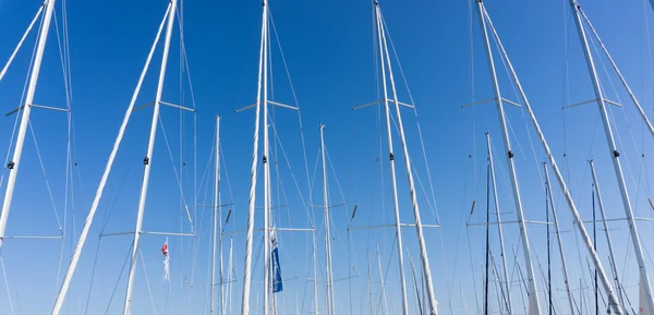 Mastro contra um céu azul, mastro de navio, marina na cidade europeia, o — Fotografia de Stock