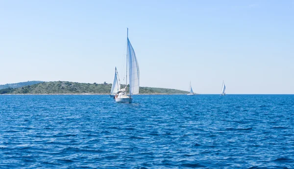 Vela de um barco à vela. iate à vela na água — Fotografia de Stock