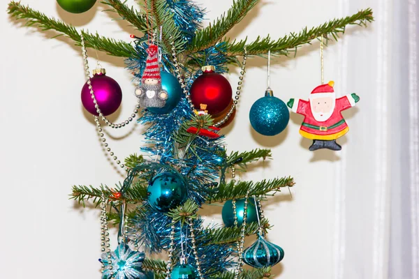 Decoração na árvore de Natal. Feliz Ano Novo. imagem de fundo — Fotografia de Stock