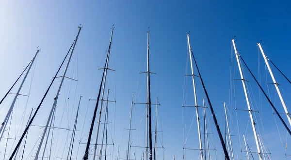 Mástil contra un cielo azul, mástil de barco, puerto deportivo en la ciudad europea, el — Foto de Stock